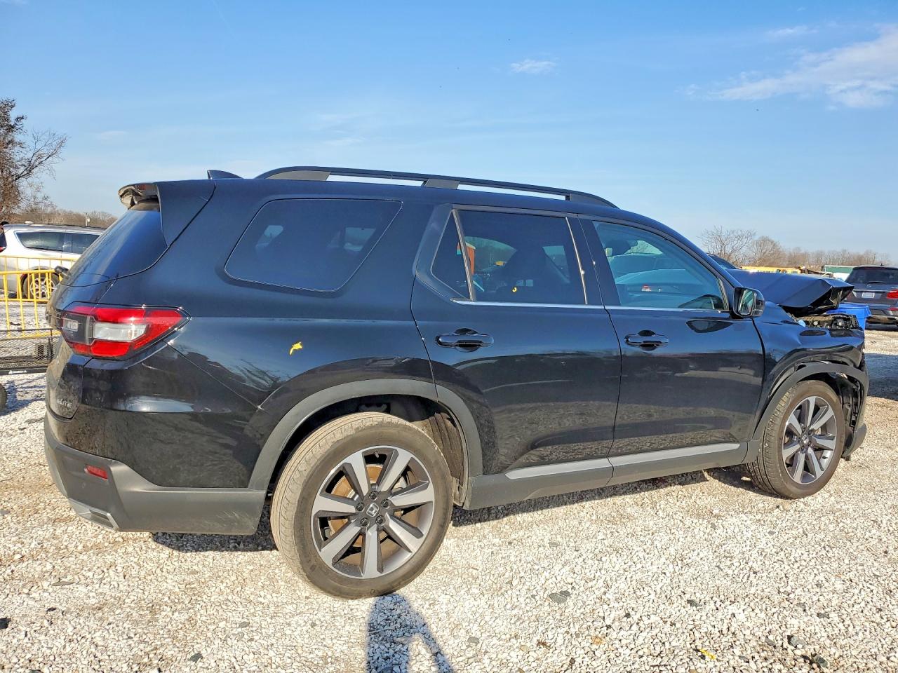 2023 Honda Pilot VIN 5FNYG1H89PB018104 photo 3