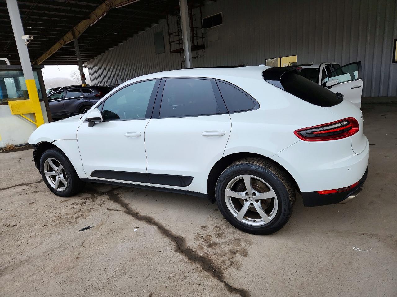 2017 Porsche Macan VIN WP1AA2A52HLB83398 photo 2