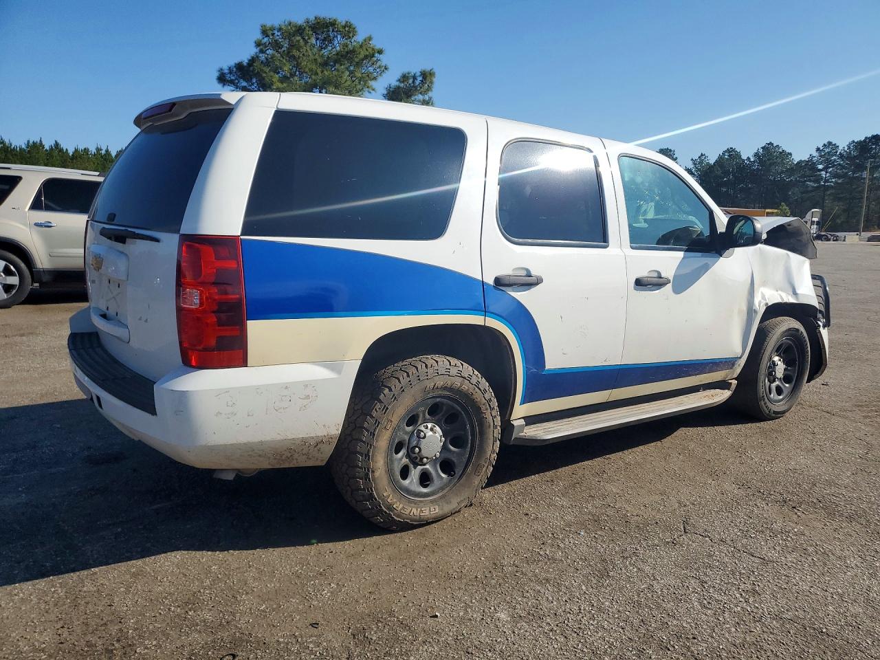 2013 Chevrolet Tahoe VIN 1GNLC2E07DR216364 photo 3