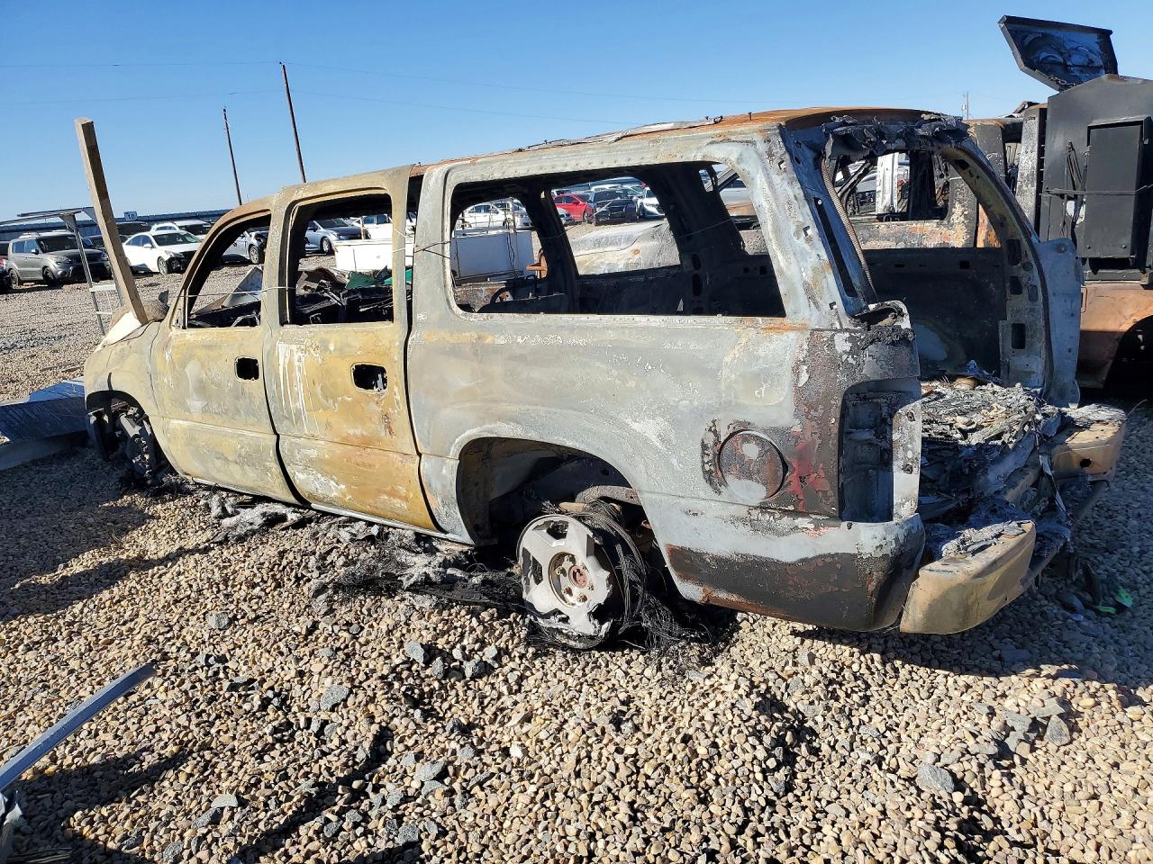 2004 Chevrolet Suburban VIN 1GNFK16Z74J181024 photo 2