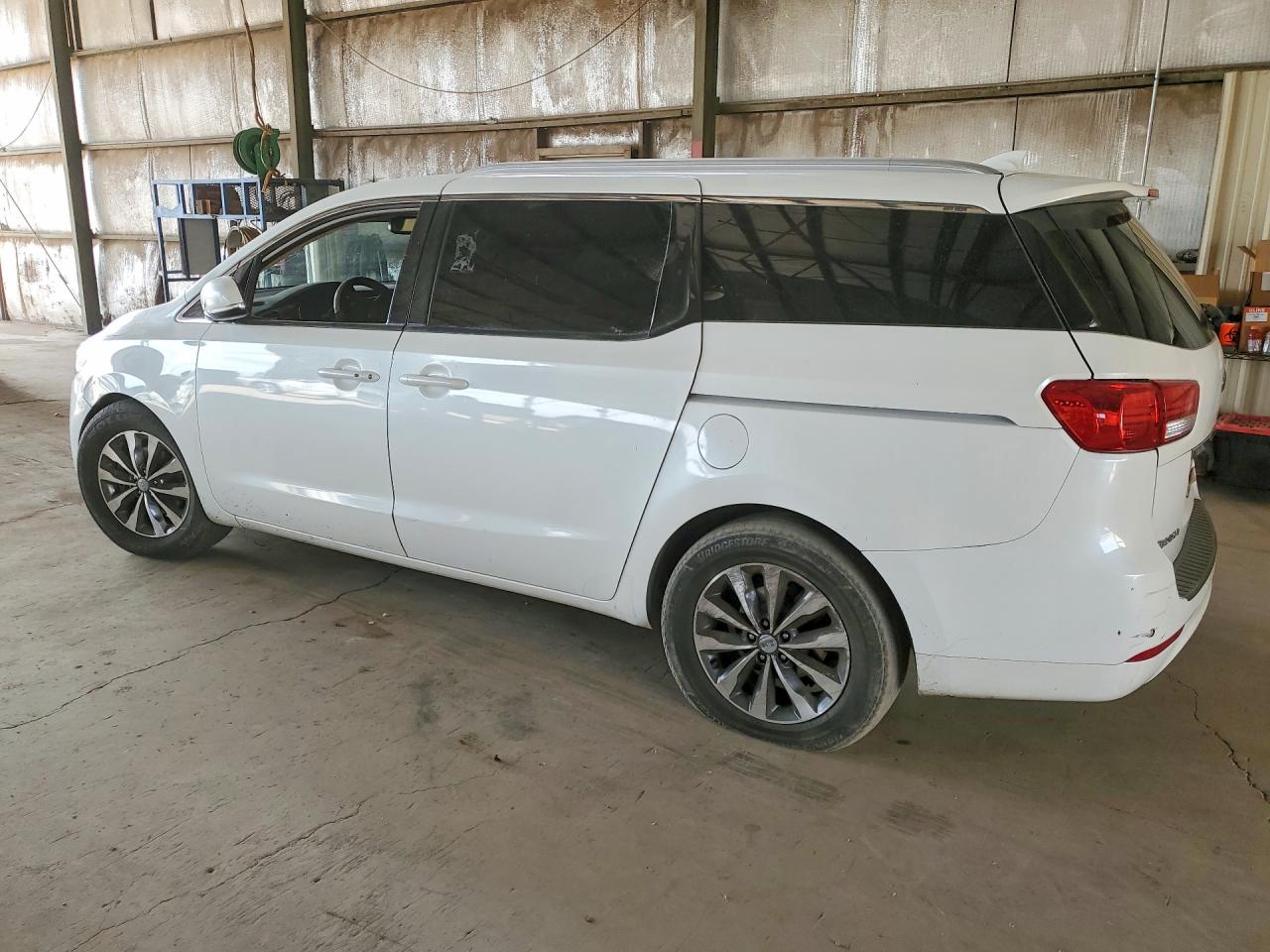2018 Kia SEDONA VIN KNDMC5C16J6380728 photo 2