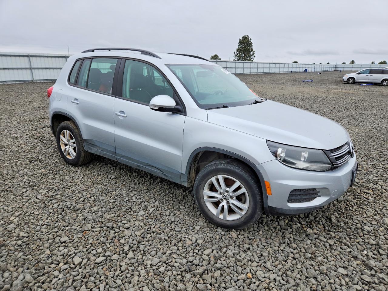 2017 Volkswagen Tiguan VIN WVGBV7AX5HK017287 photo 4