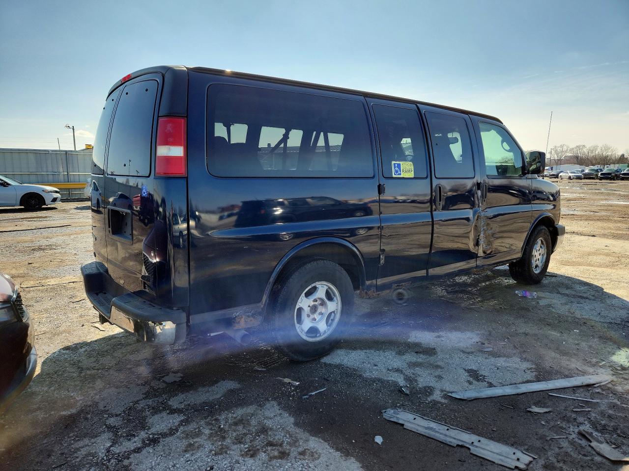 2007 Chevrolet Express VIN 1GNFG15Z371180363 photo 3