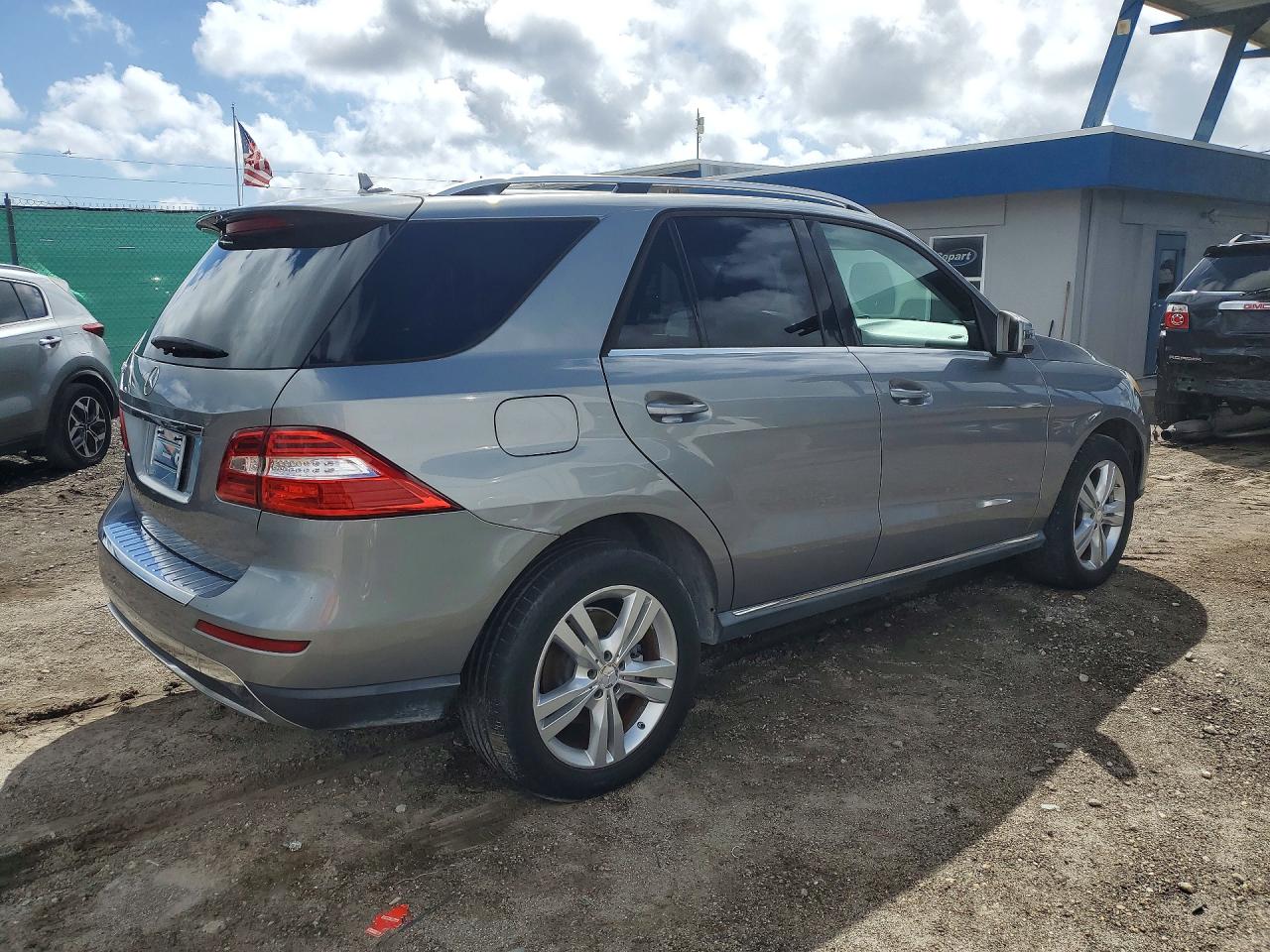2015 Mercedes-Benz M-class VIN 4JGDA5JB2FA472419 photo 3
