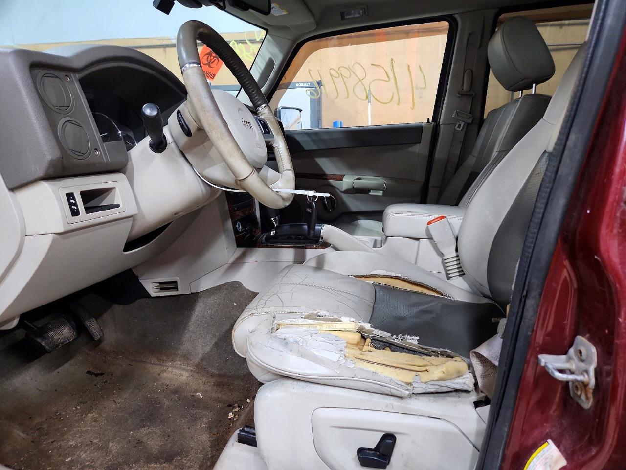 2008 Jeep Commander VIN 1J8HH58208C111519 photo 7
