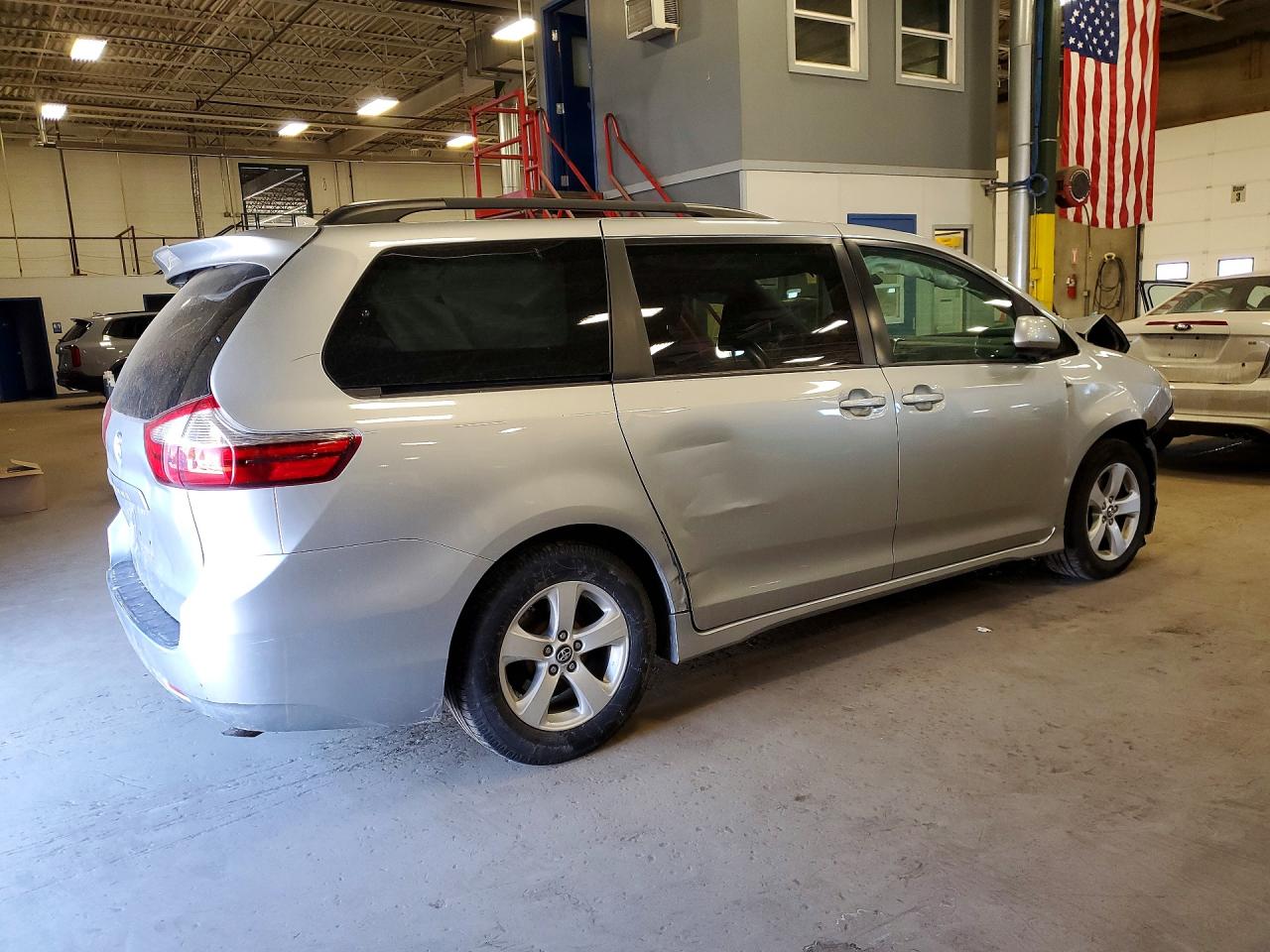 2019 Toyota Sienna VIN 5TDKZ3DC6KS983898 photo 3