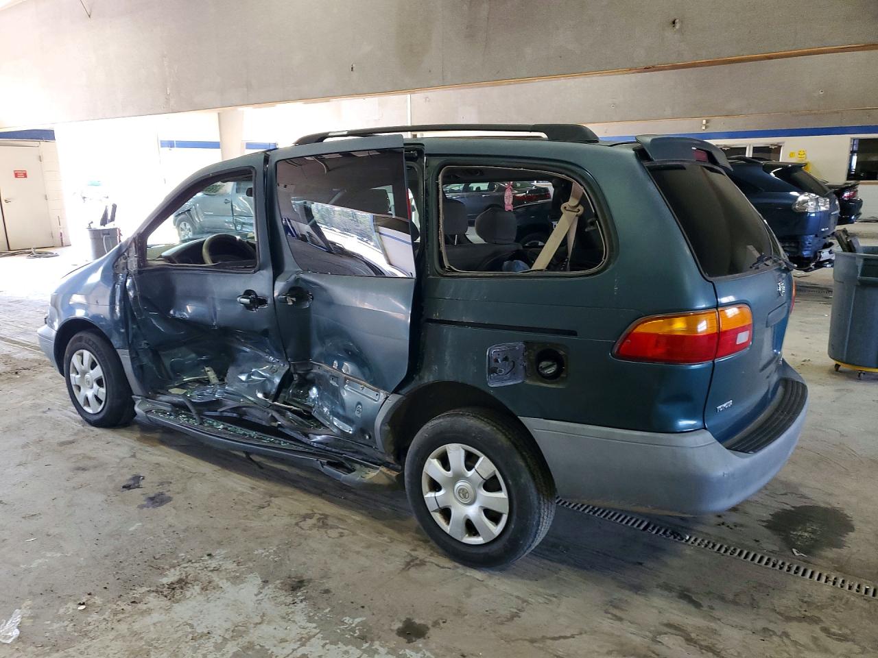 1998 Toyota Sienna VIN 4T3ZF13C4WU036067 photo 2