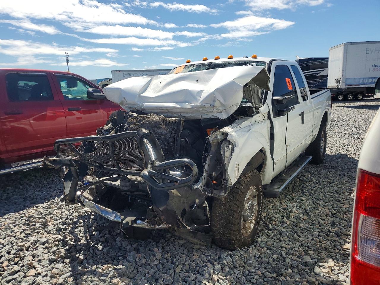 2011 Ford F250 VIN 1FT7X2B68BEC60238 photo 2