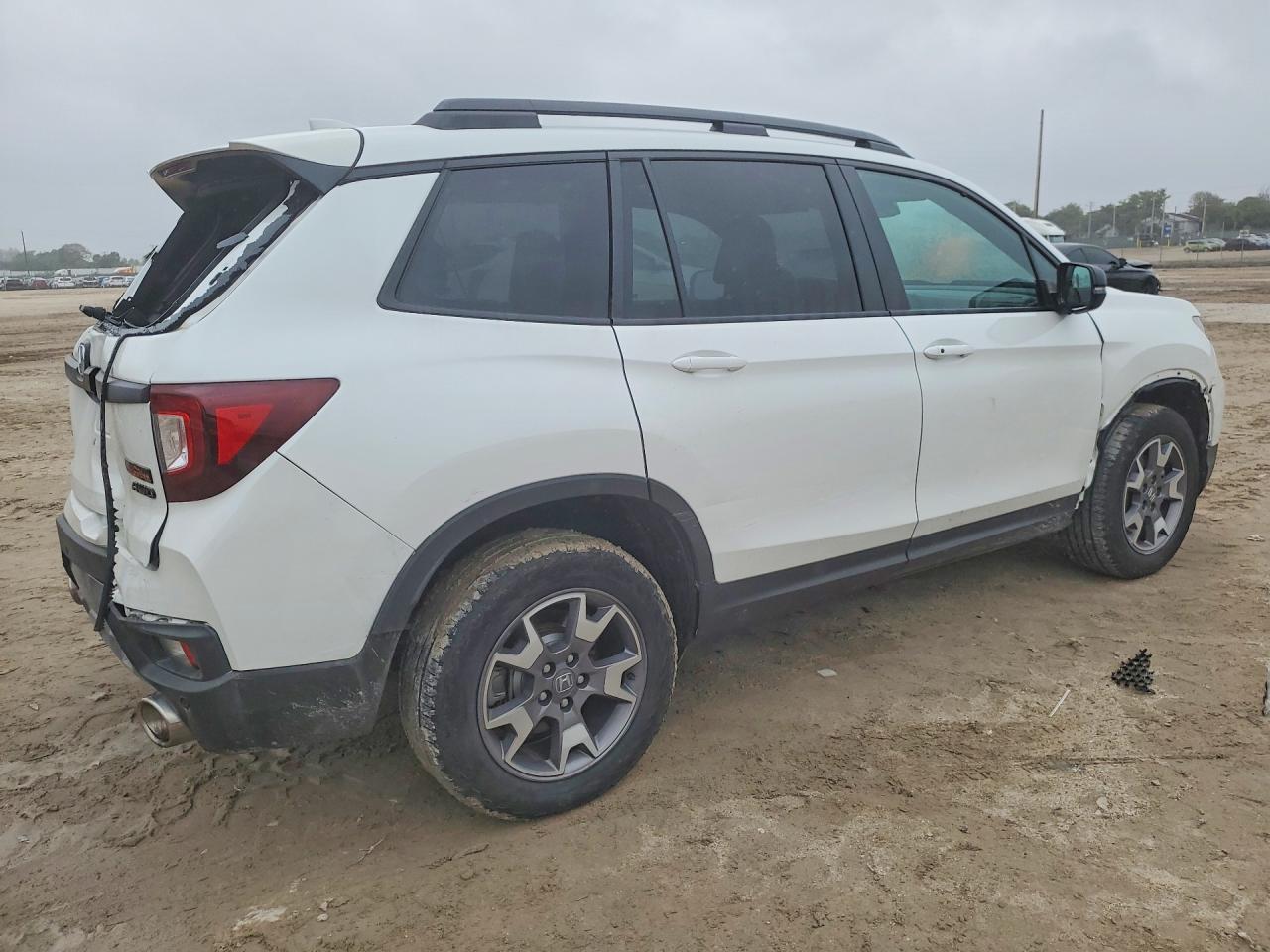 2022 Honda Passport VIN 5FNYF8H61NB017598 photo 3