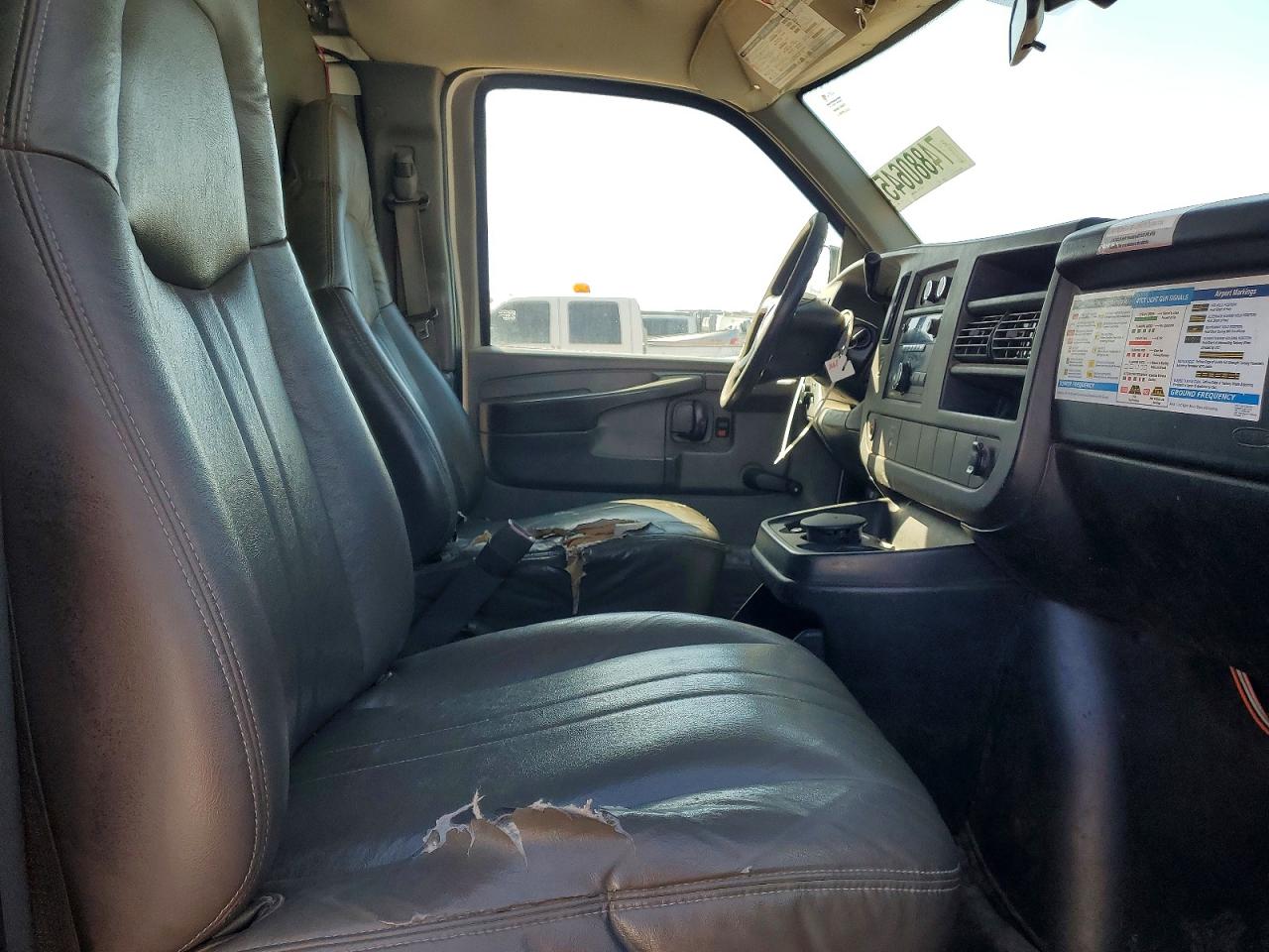 2008 Chevrolet Express VIN 1GCGG25C781136351 photo 10