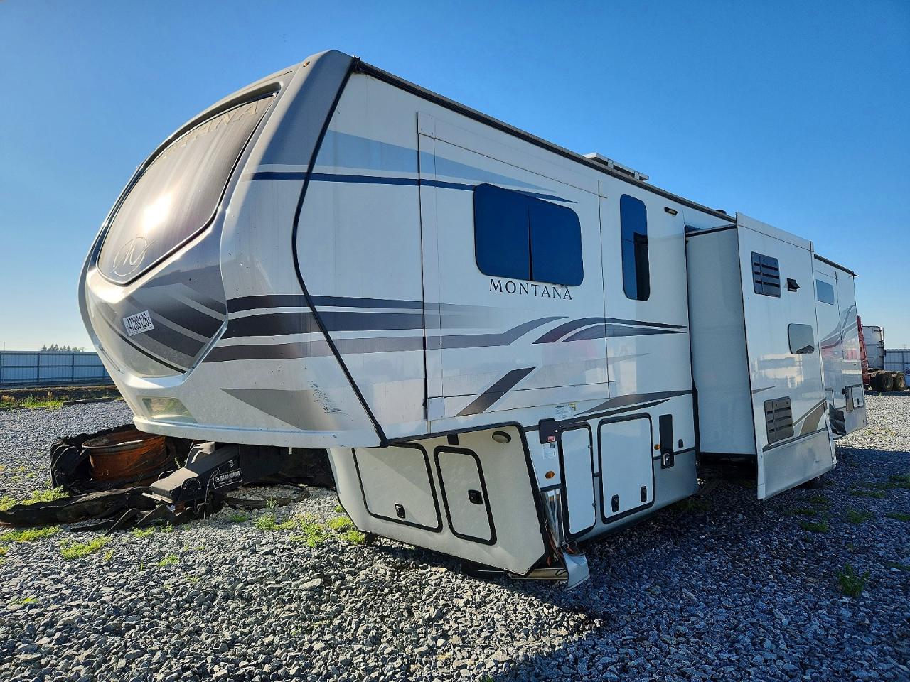 2022 KEYSTONE Montana VIN 4YDFM0T28N4703192 photo 2