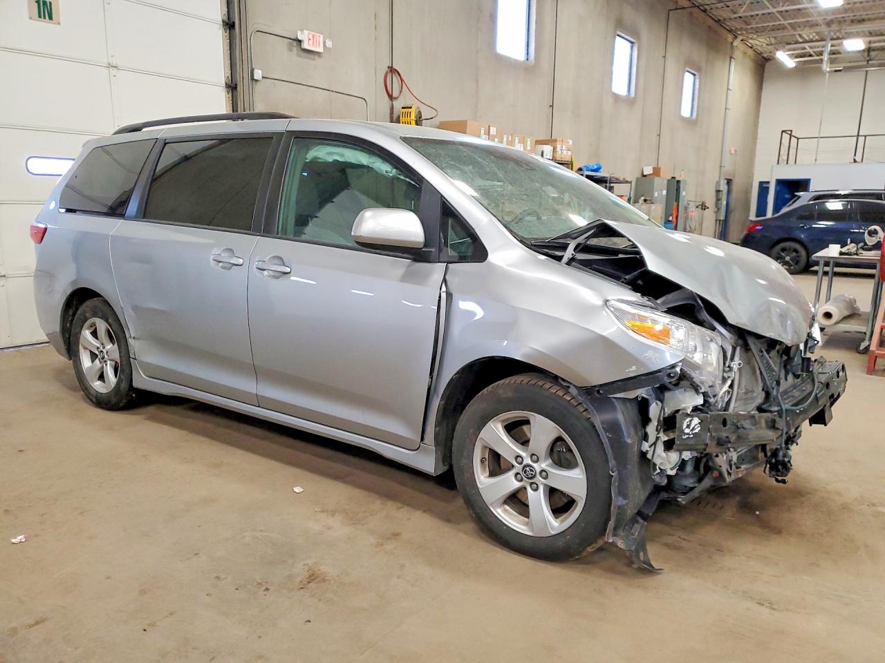 2019 Toyota Sienna VIN 5TDKZ3DC6KS983898 photo 4