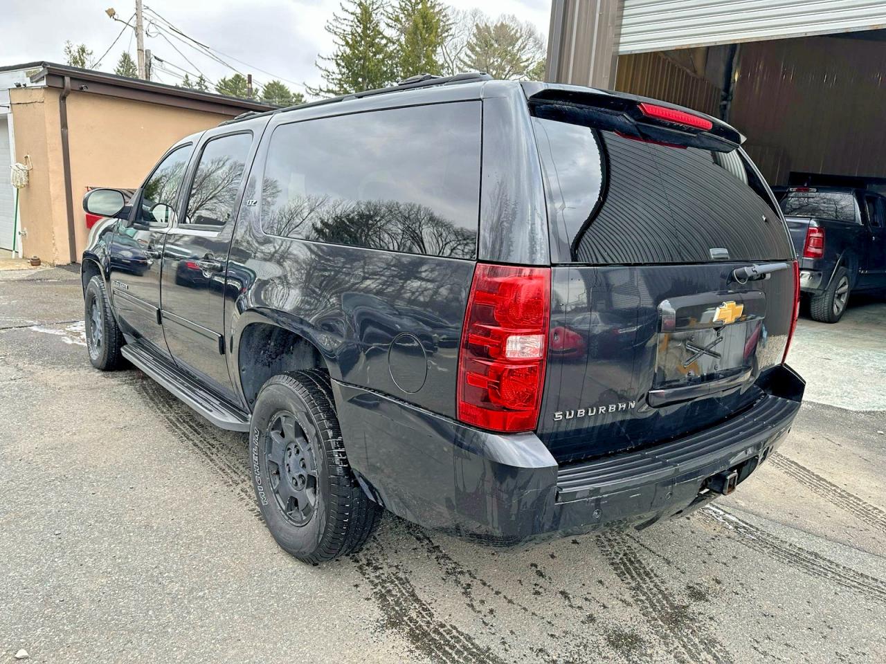 2013 Chevrolet Suburban VIN 1GNSKJE78DR138778 photo 3