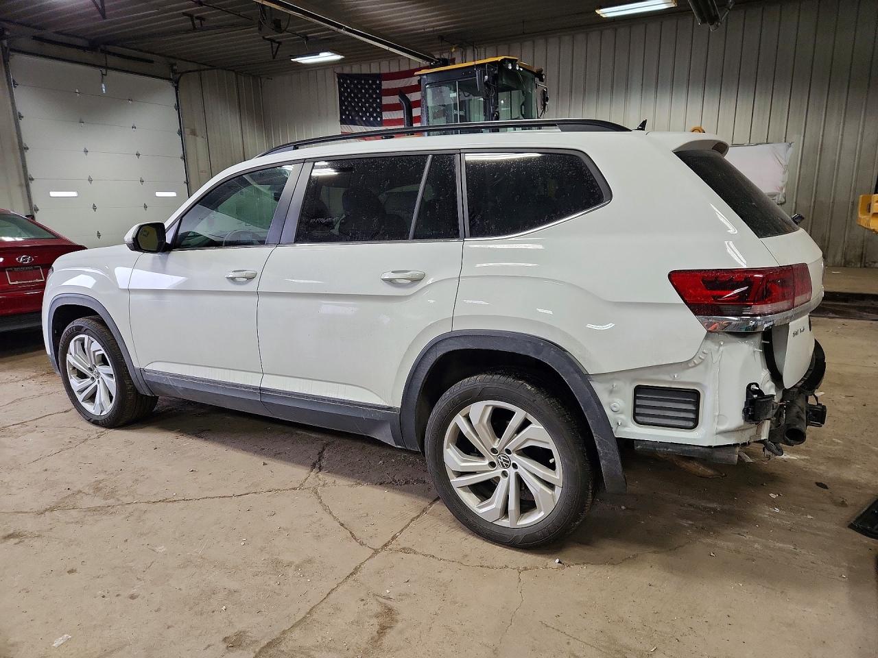 2023 Volkswagen Atlas VIN 1V2KR2CA7PC551872 photo 2