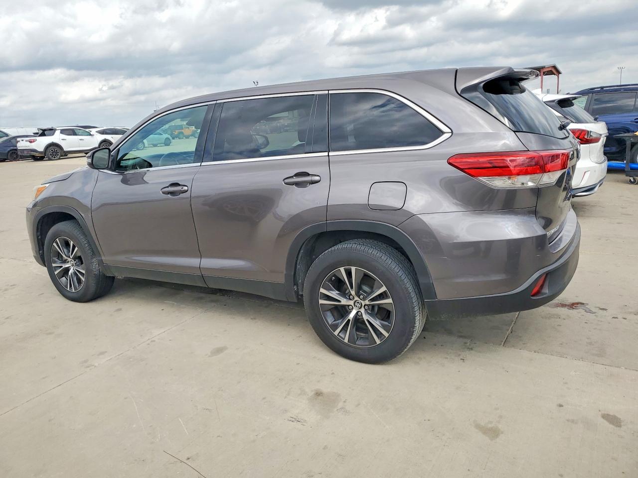 2019 Toyota Highlander VIN 5TDZZRFH2KS298517 photo 2