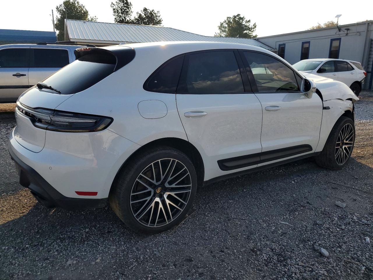 2024 Porsche Macan base VIN WP1AA2A55RLB10611 photo 3