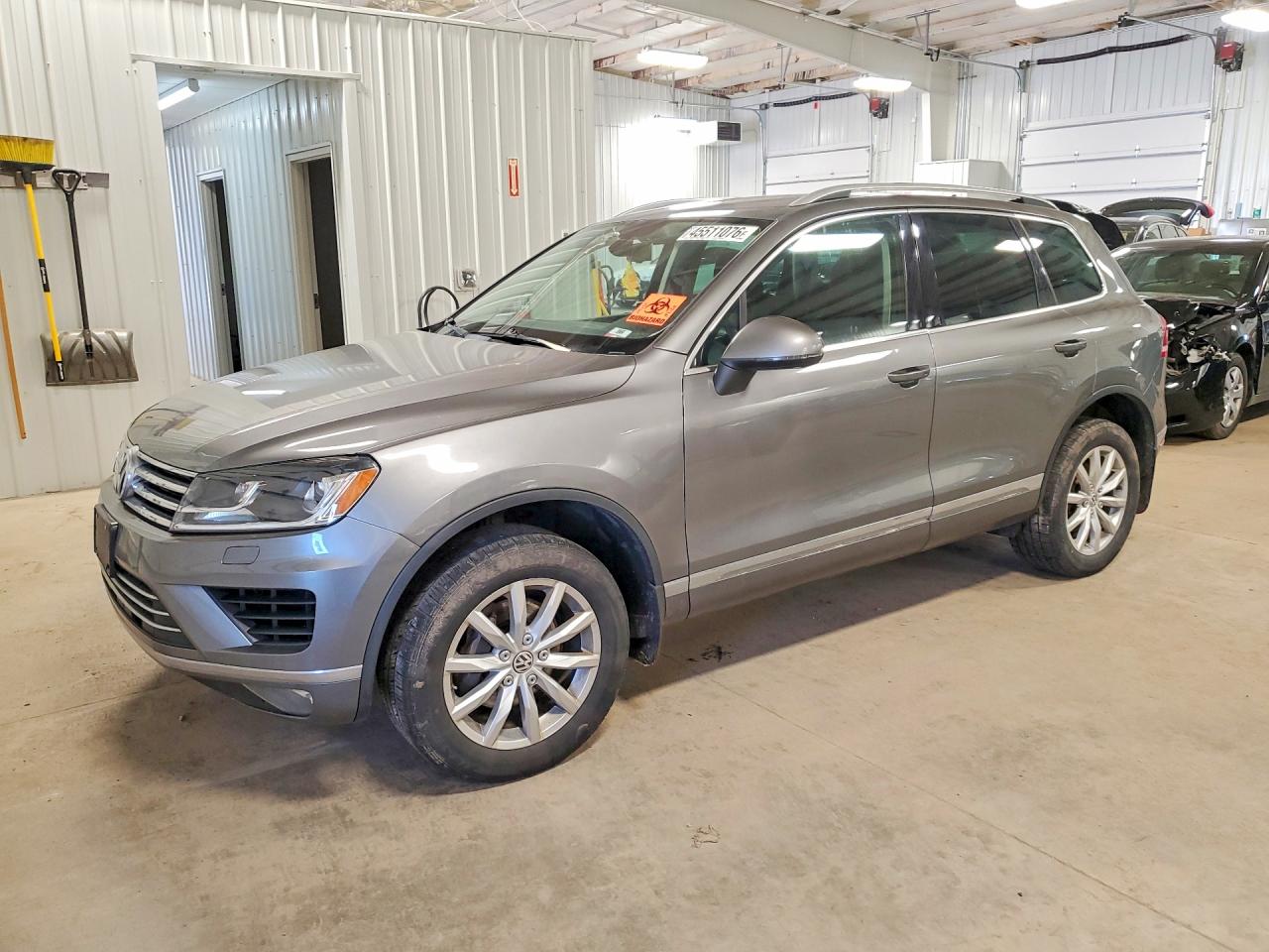 2016 Volkswagen Touareg VIN WVGEF9BP9GD000905 photo 1
