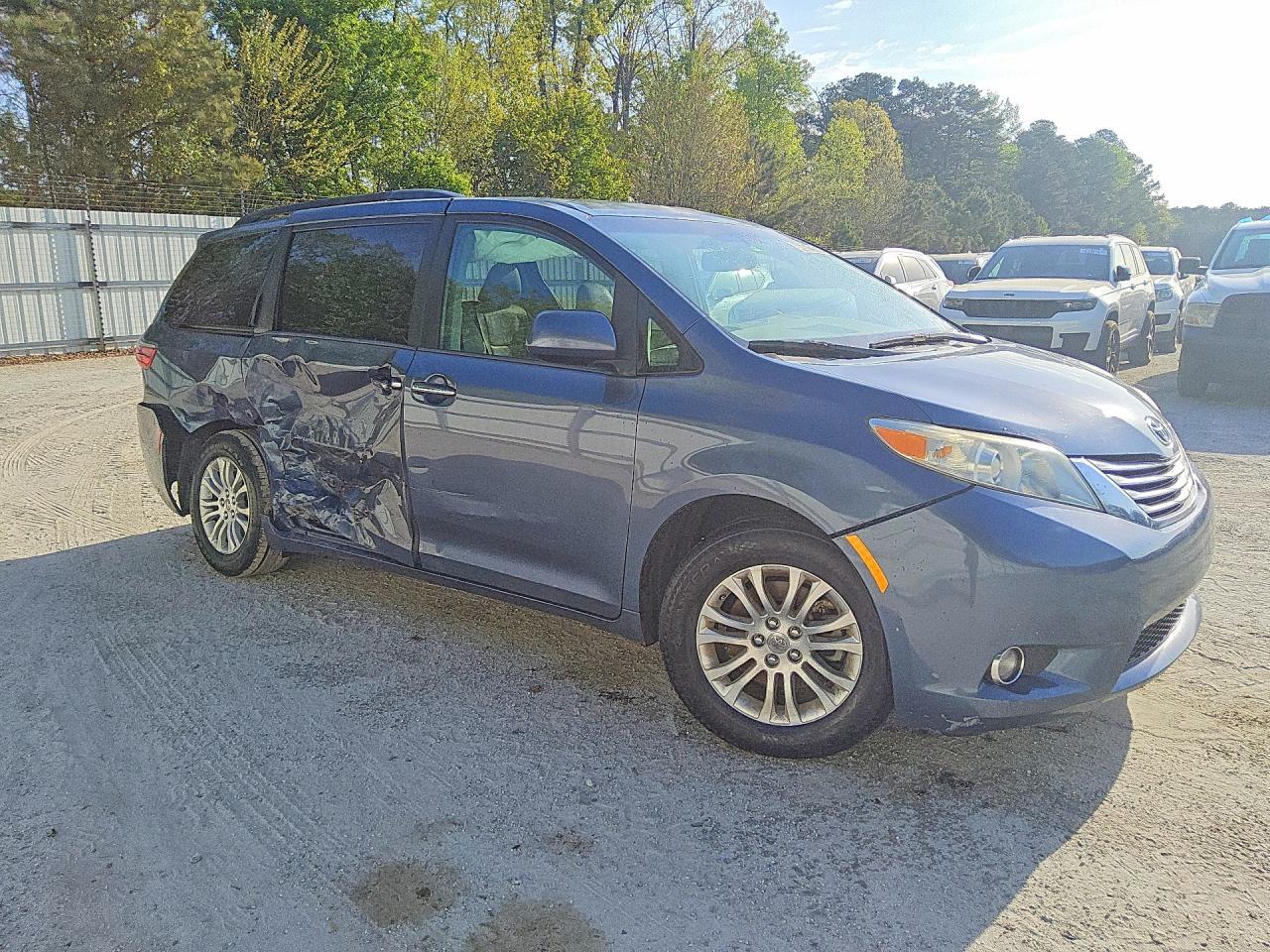 2016 Toyota All models VIN 5TDYK3DCXGS712896 photo 4