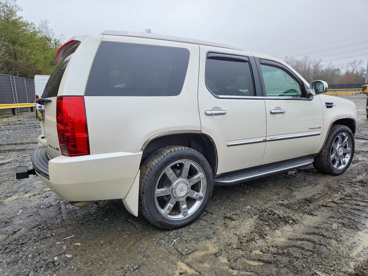2011 Cadillac Escalade VIN 1GYS4BEF8BR156771 photo 3