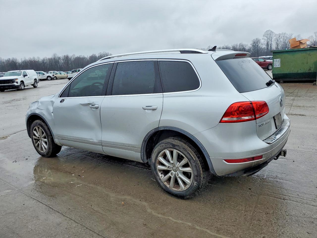 2014 Volkswagen Touareg VIN WVGEF9BP2ED015260 photo 2