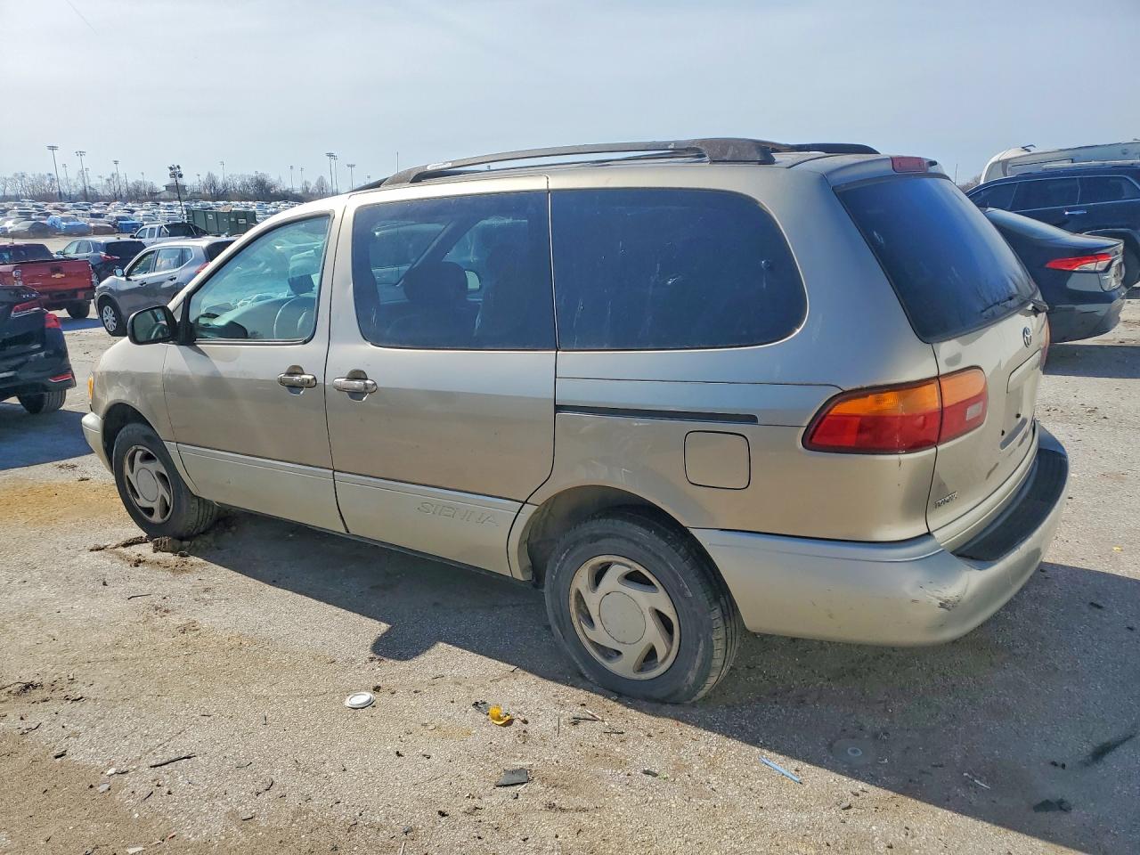 2000 Toyota Sienna VIN 4T3ZF13C1YU180419 photo 2