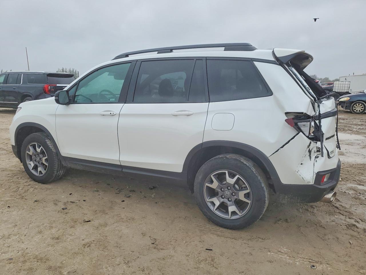 2022 Honda Passport VIN 5FNYF8H61NB017598 photo 2