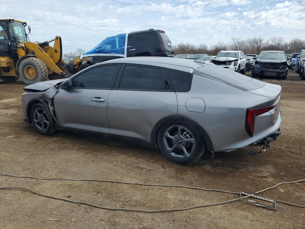 2025 Kia All other VIN 3KPFT4DE0SE092154 photo 2