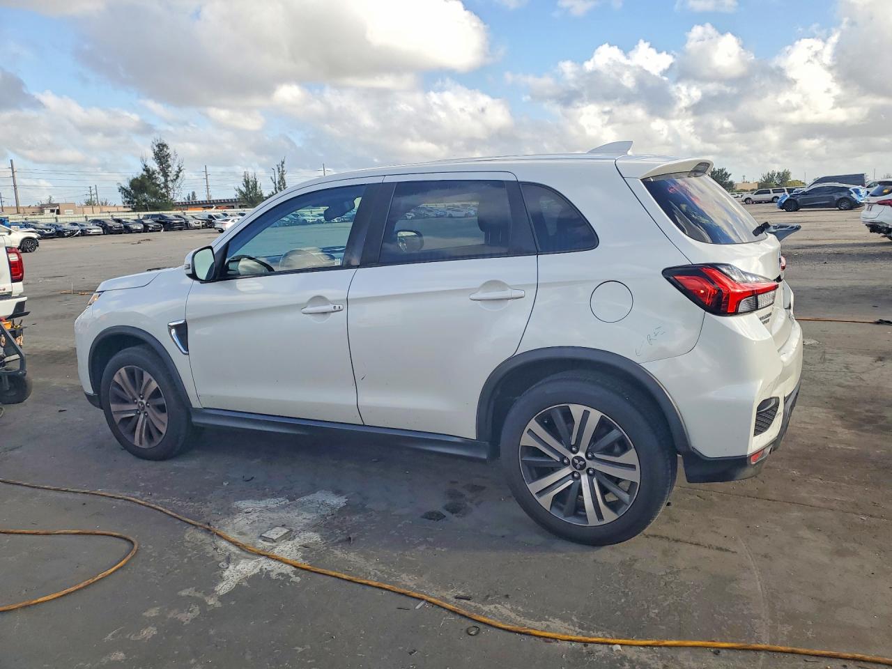 2021 Mitsubishi Outlander sport VIN JA4APVAU7MU011827 photo 2