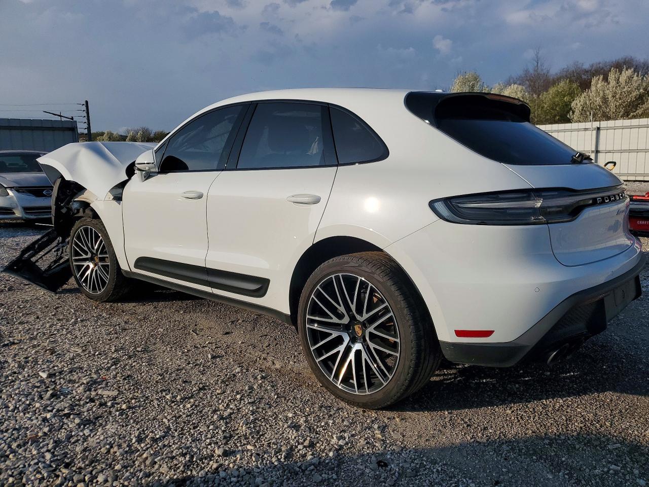 2024 Porsche Macan base VIN WP1AA2A55RLB10611 photo 2