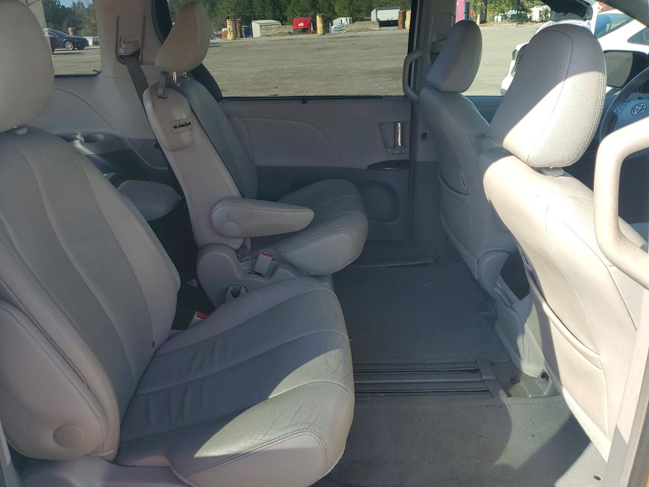 2014 Toyota Sienna VIN 5TDYK3DC4ES450354 photo 11