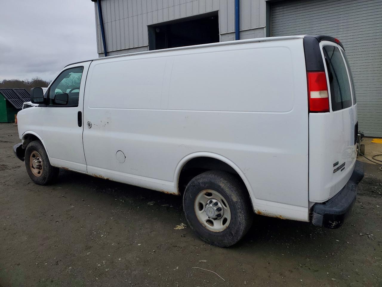2011 CHEVROLET Express g2500 VIN 1GCWGFCAXB1182591 photo 2