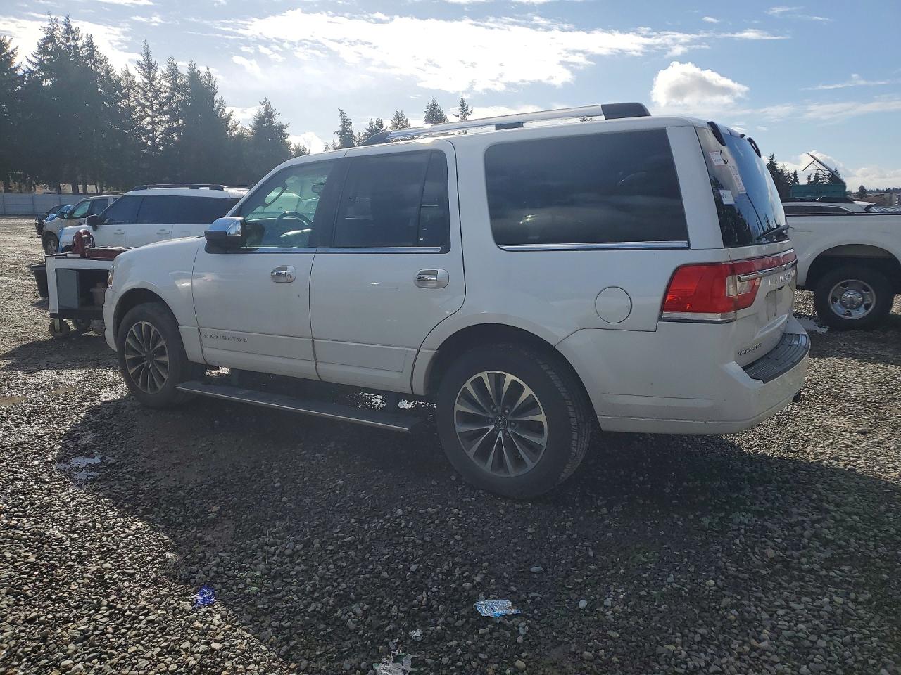 2015 Lincoln Navigator VIN 5LMJJ2HT2FEJ02416 photo 2