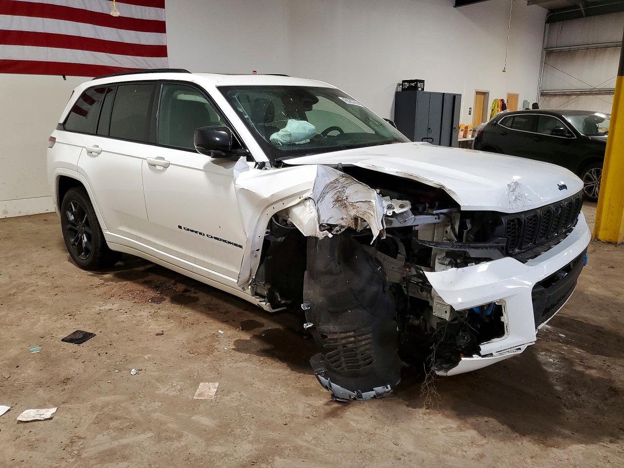 2024 Jeep Cherokee VIN 1C4RJYB67R8955610 photo 4