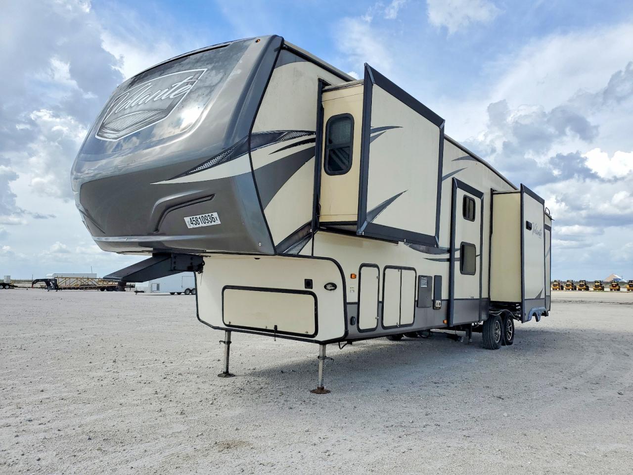 2018 KEYSTONE Trailer VIN 4YDF37525J9361447 photo 2