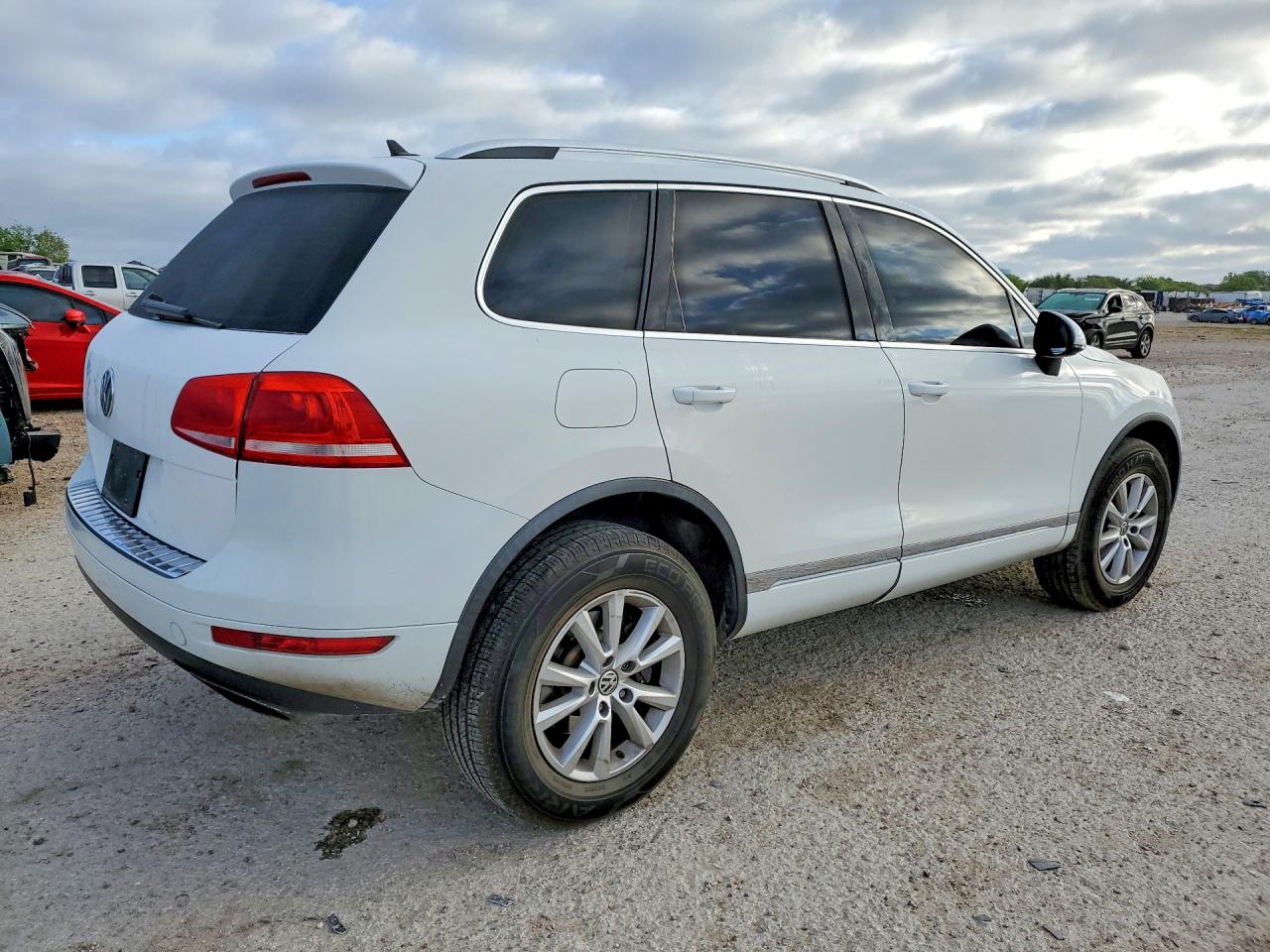 2013 Volkswagen Touareg VIN WVGEF9BP8DD005895 photo 3