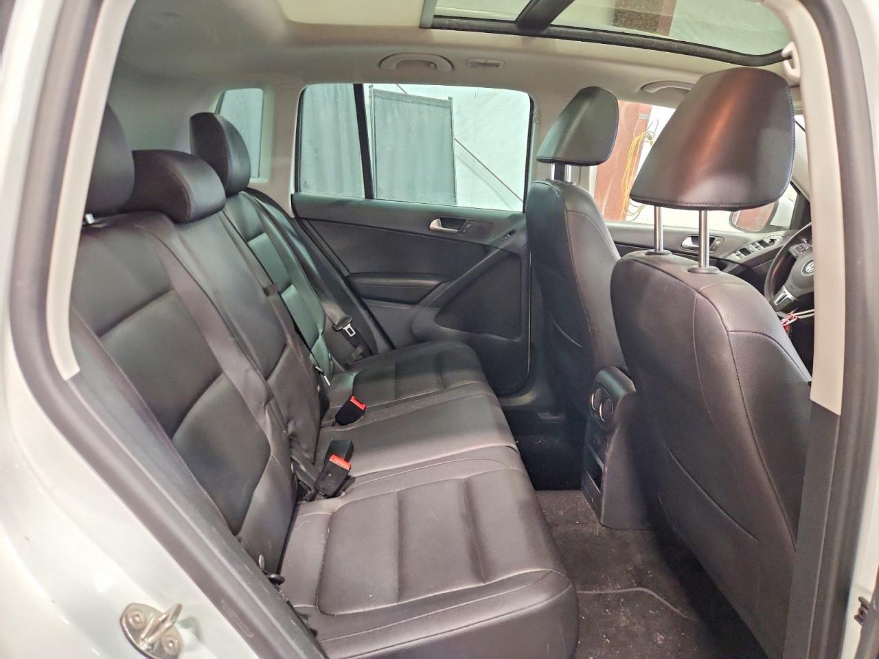 2016 Volkswagen Tiguan VIN WVGBV7AX1GW558795 photo 11