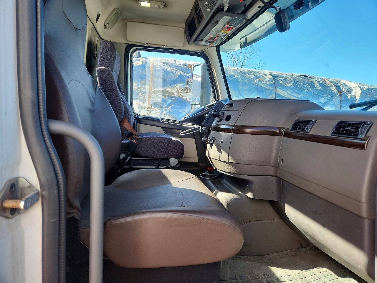 2018 Volvo Vn VIN 4V4N39TG9JN892705 photo 5