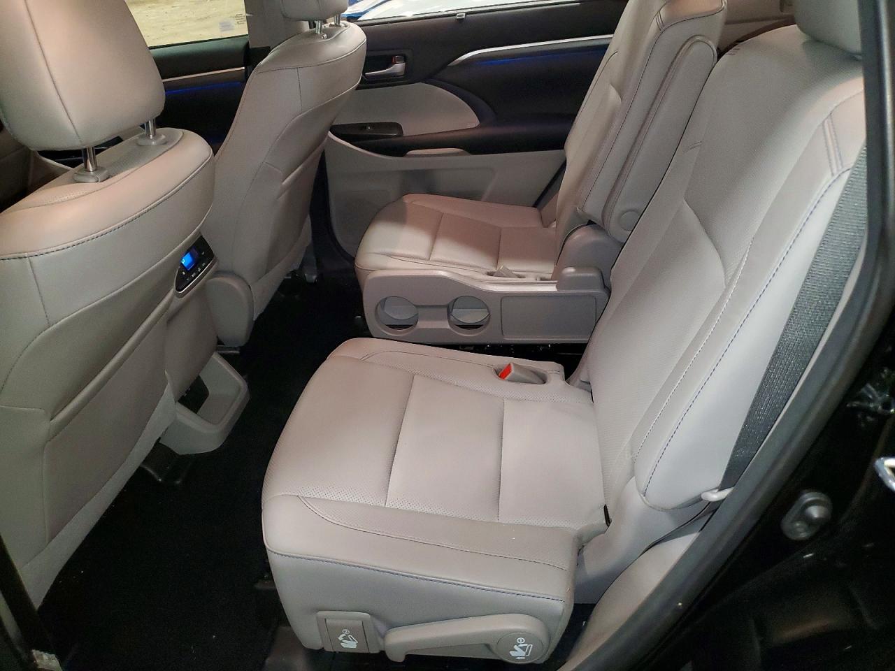 2018 Toyota Highlander VIN 5TDDGRFH3JS052185 photo 11