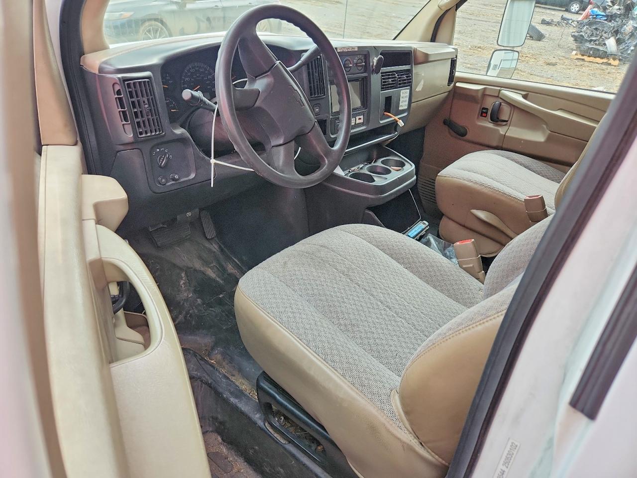2005 Chevrolet Express VIN 1GBJG31U751143665 photo 8