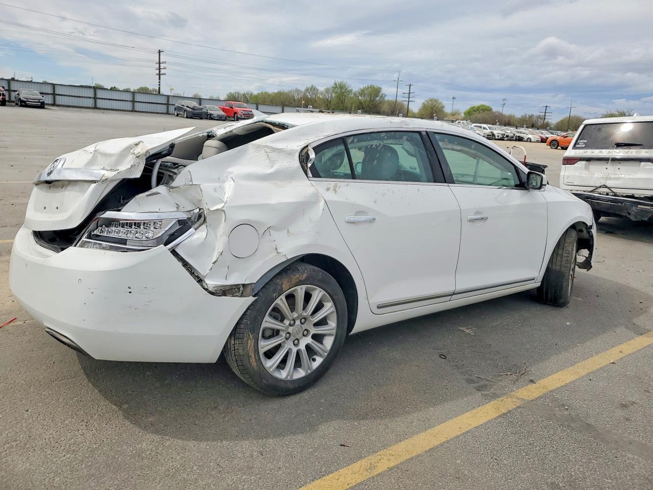 2013 Buick Lacrosse VIN 1G4GC5E38DF233189 photo 3