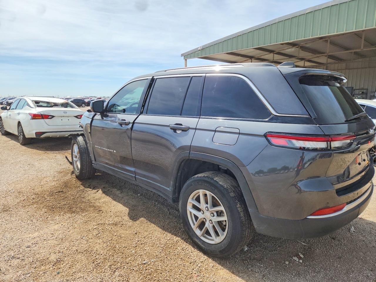 2023 Jeep Grand cher VIN 1C4RJGAG0P8902880 photo 2