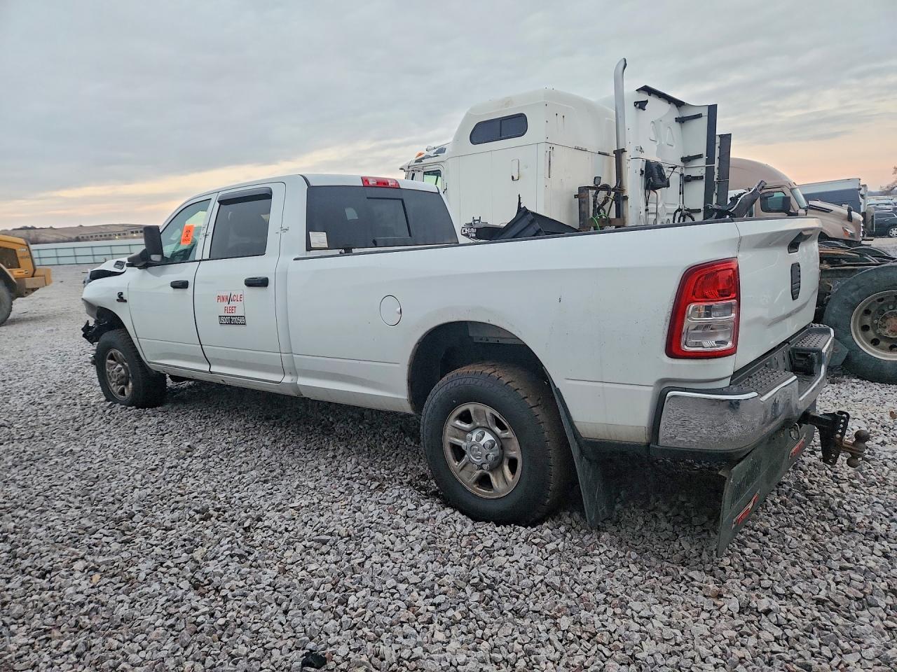 2022 RAM 3500 VIN 3C63R3GL5NG225917 photo 2