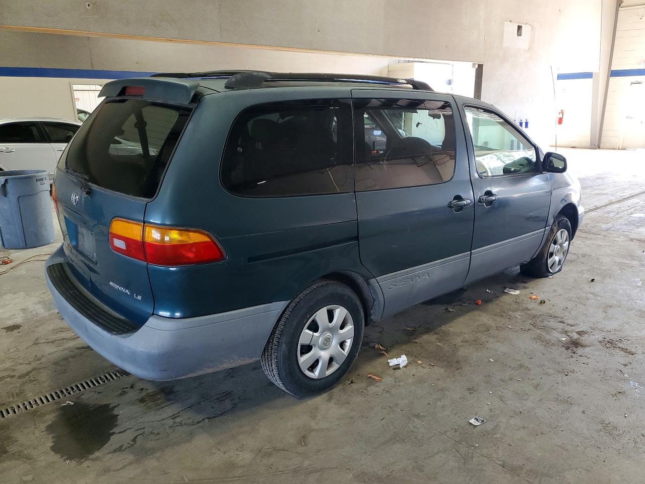 1998 Toyota Sienna VIN 4T3ZF13C4WU036067 photo 3
