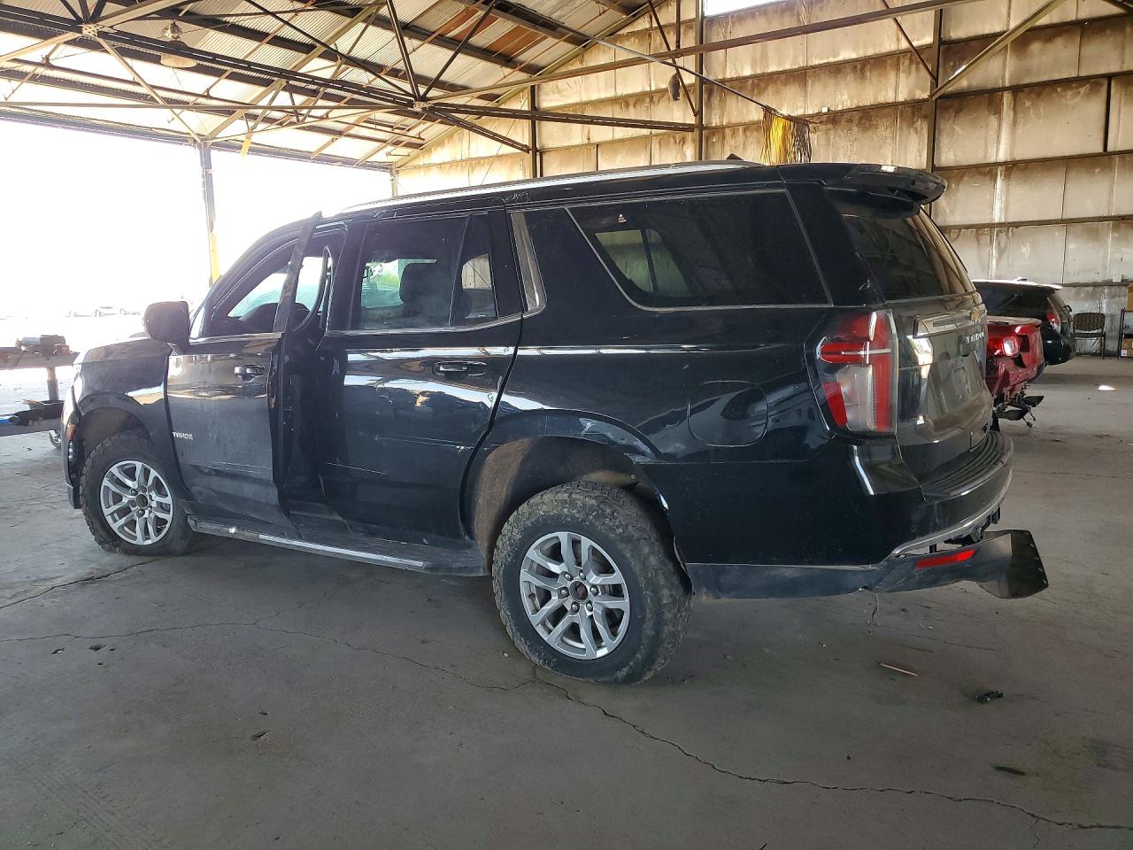 2021 Chevrolet Tahoe VIN 1GNSKNKD1MR360175 photo 2