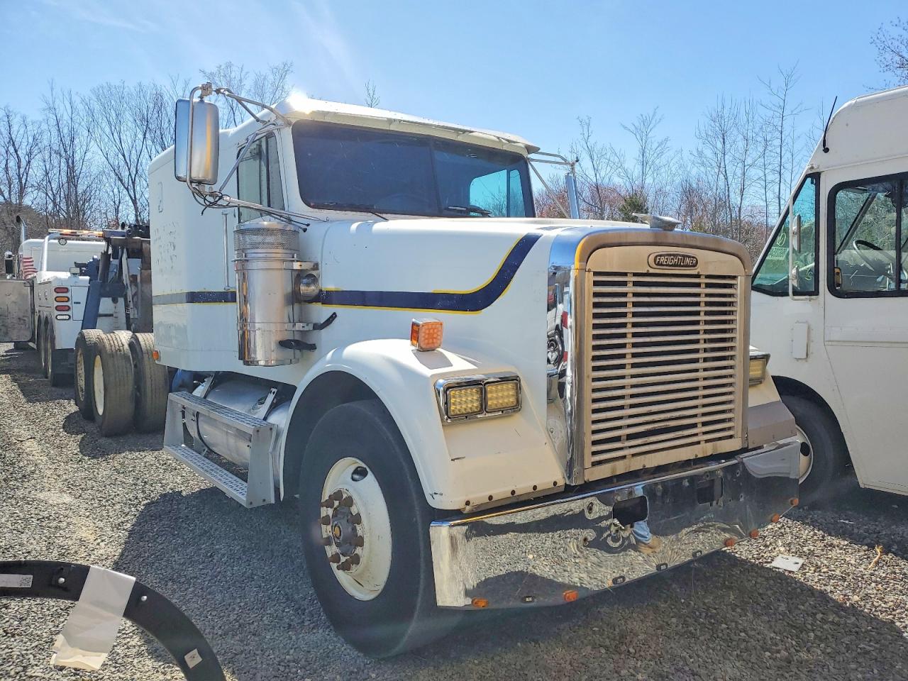2000 FREIGHTLINER All other VIN 1FVNDXYB1YPF59320 photo 1