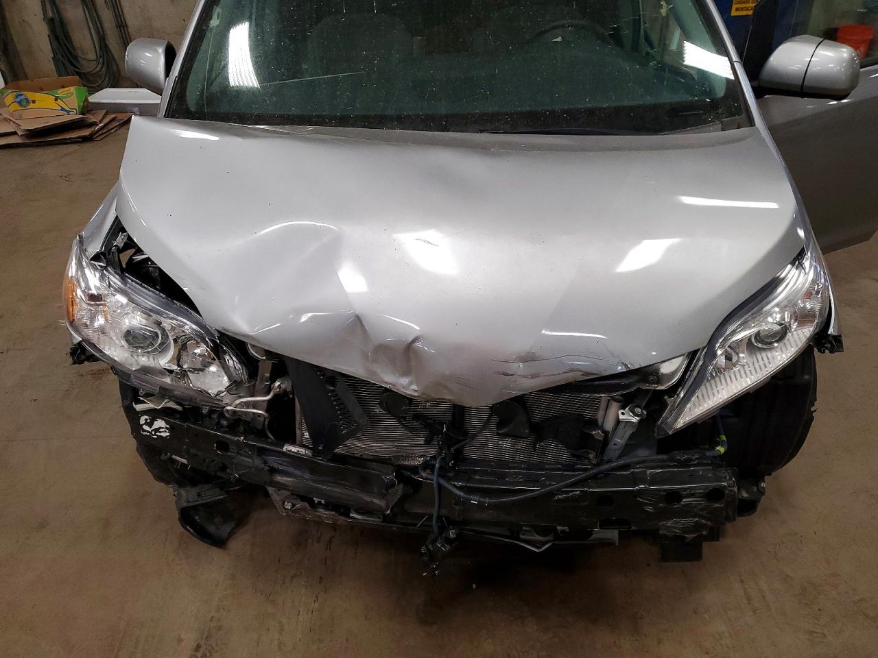2019 Toyota Sienna VIN 5TDKZ3DC6KS983898 photo 12