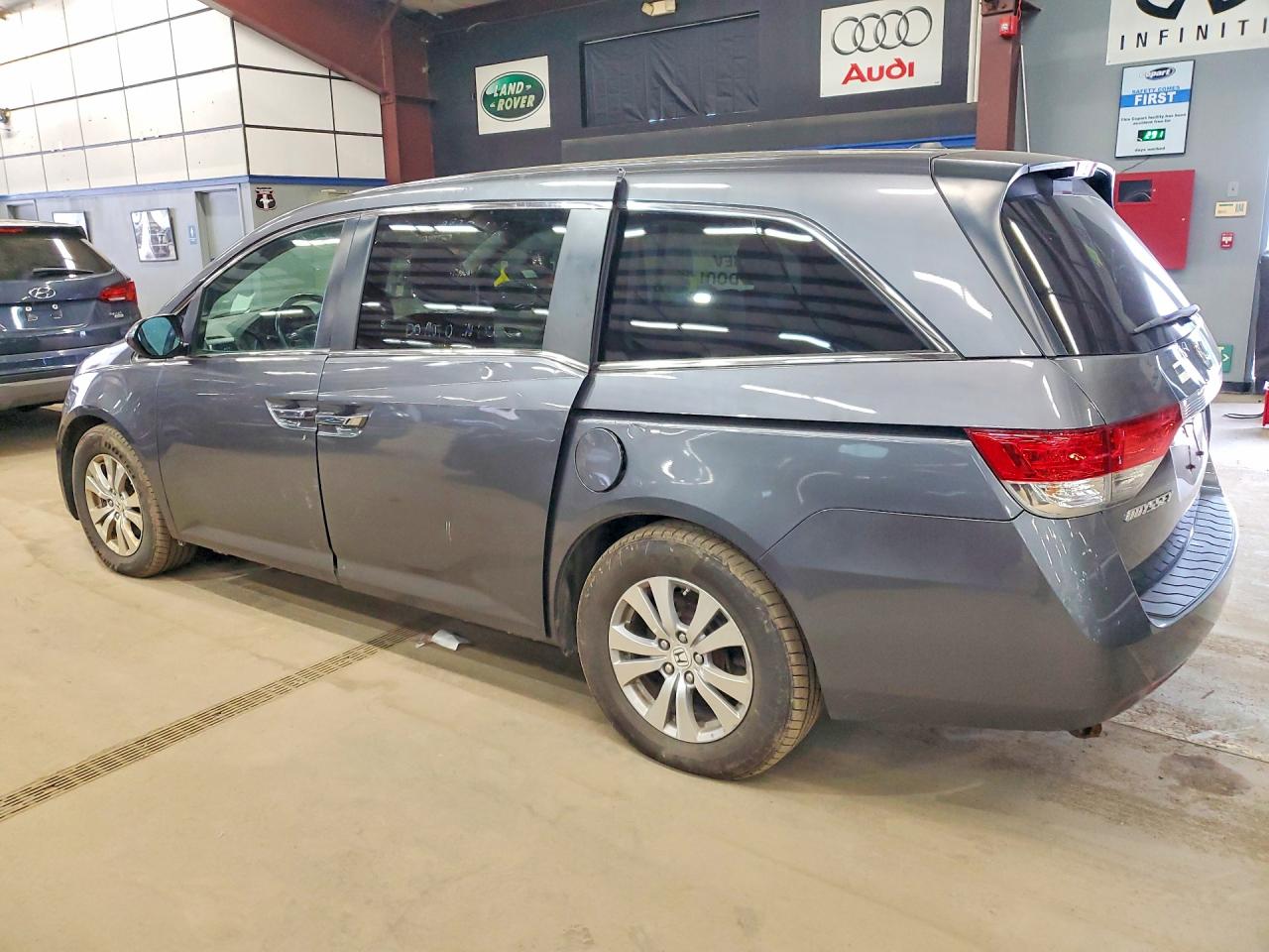 2017 Honda Odyssey VIN 5FNRL5H62HB014709 photo 2