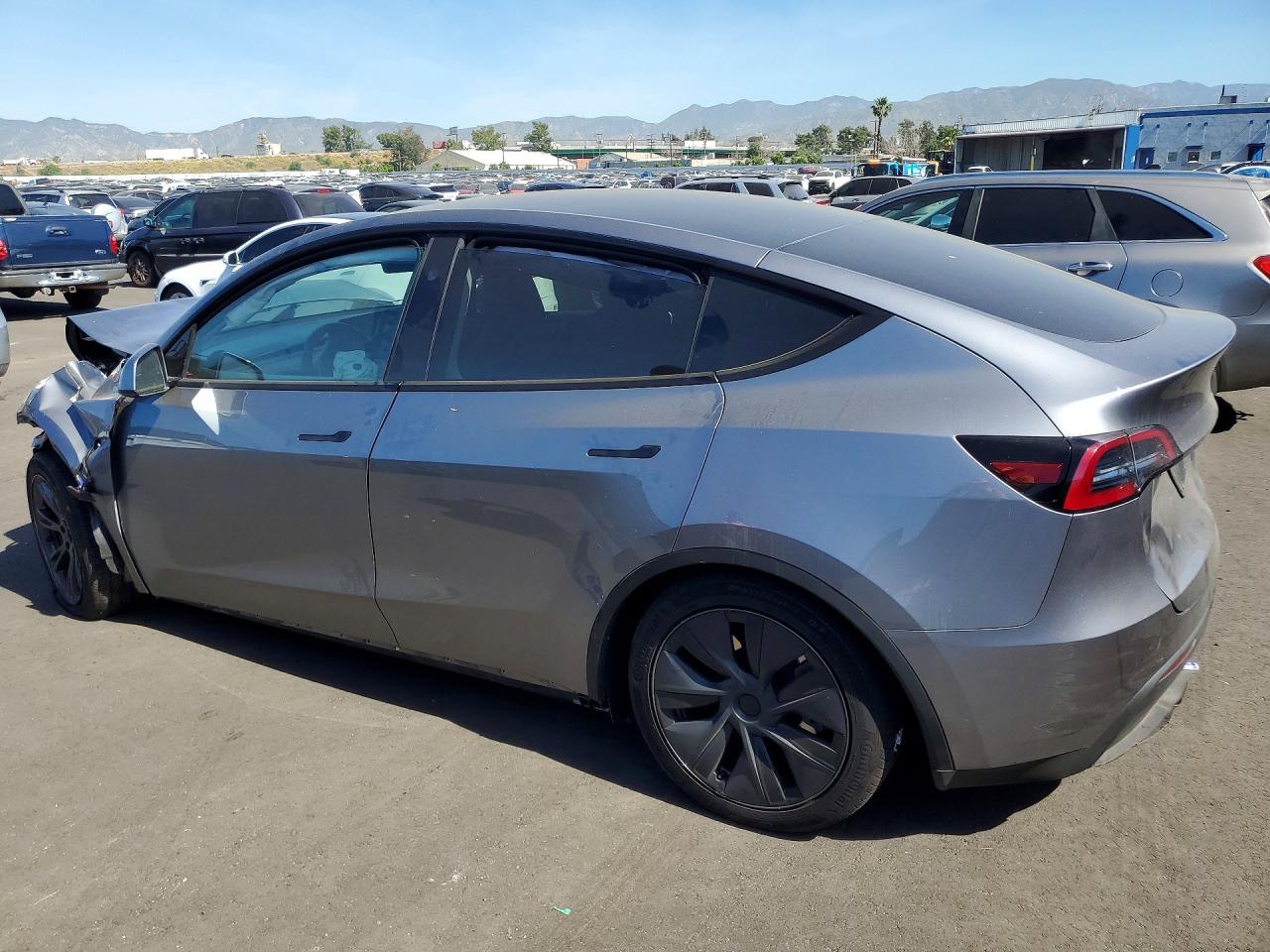 2024 Tesla Model y VIN 7SAYGDED7RF211585 photo 2