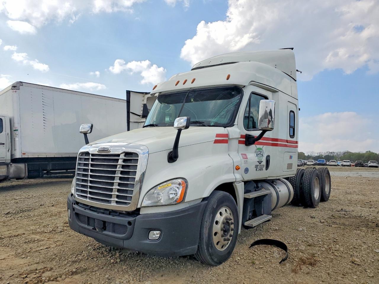 2017 FREIGHTLINER All other VIN 3AKJGLDV6HSJD8202 photo 2