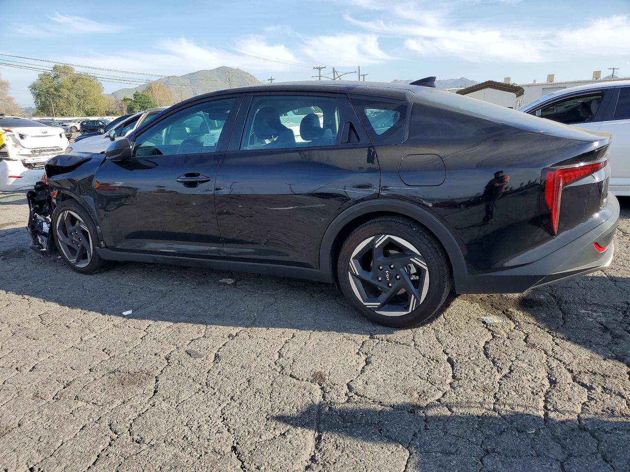 2025 Kia All other VIN 3KPFU4DE0SE033828 photo 2